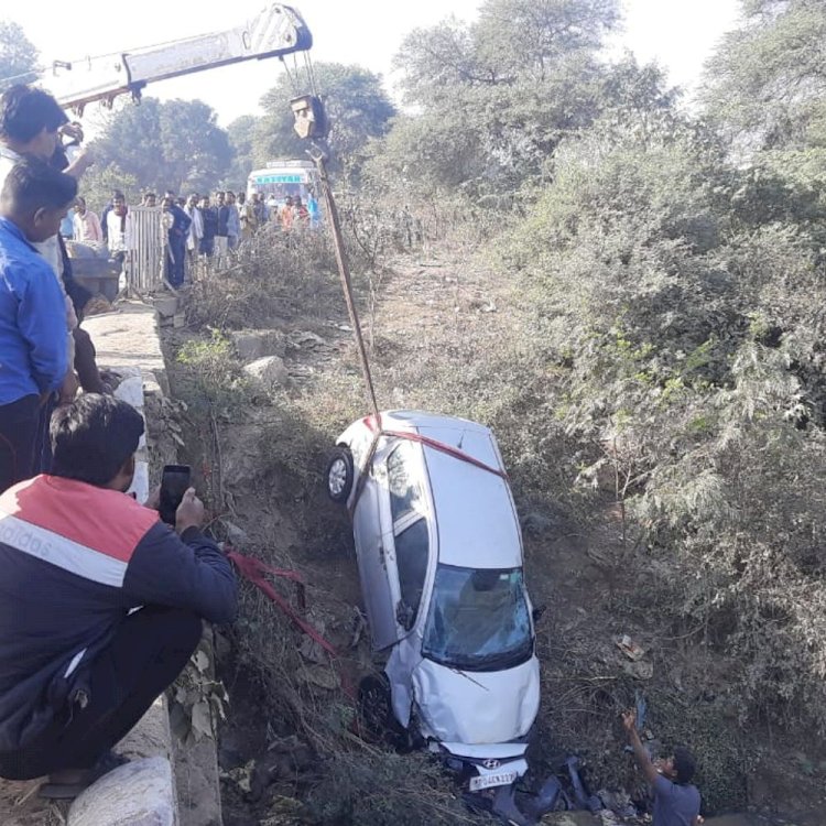 होशंगाबाद में नाले में गिरी कार:पिकअप ने एसबीआई के कर्मचारी की कार को मारी टक्कर, 15 फीट नाले में गिरी कार, बची जान