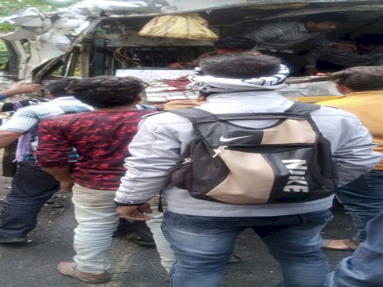 इंदौर-खंडवा हाईवे पर दो बसों की टक्कर में 43 यात्री घायल, 8 की हालत गंभीर